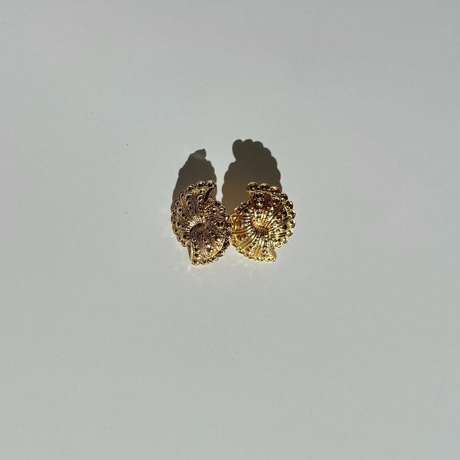 Vintage Gold Tone Shell Earrings