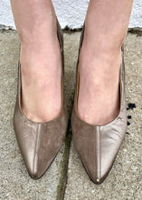 Load image into Gallery viewer, Vintage 80s/90s Leather Pumps, Vintage Paloma Two Tone Heels
