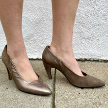 Load image into Gallery viewer, Vintage 80s/90s Leather Pumps, Vintage Paloma Two Tone Heels
