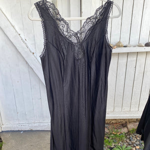 blk lace slip