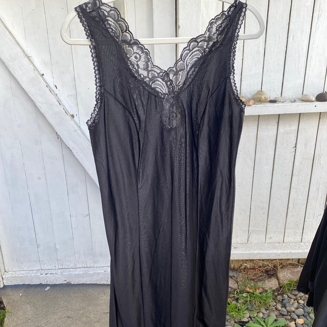 blk lace slip