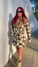 Load and play video in Gallery viewer, Vintage Y2K Plaid Winter Coat with Faux Fur Trim Collar
